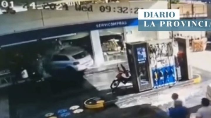 Video: el impresionante choque del auto contra el servicompras en Rivadavia