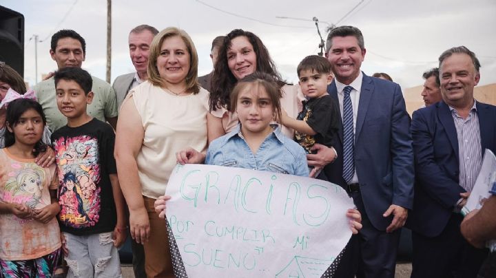 El gobernador Orrego entregó  las llaves de 57 viviendas a familias de San Martín