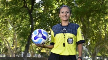 Mariana, la sanjuanina que divide su vida entre ser árbitro de fútbol y delivery de comidas