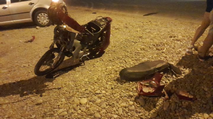 Una moto, destrozada tras tremendo choque en Rawson