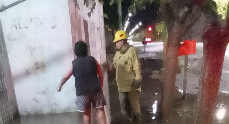 Lluvias: auxiliaron a una pareja de ancianos en Pocito