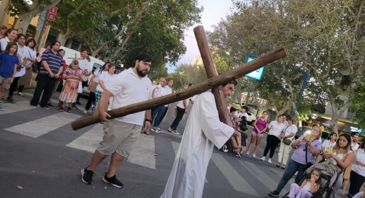 El Vía Crucis en San Juan se vivió con mucha emoción y gran convocatoria